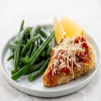 Skinnytaste Baked Chicken Parmesan with green beans_image