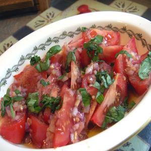 Tomato and Garlic Salad (Salat Iz Pomidorov S Chesnokom)_image