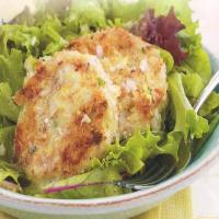 Crab cakes over mixed greens with lemon dressing,_image