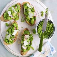 Crostini with pea purée, rocket & broad beans image