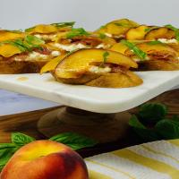 Grilled Peach and Ricotta Crostini_image