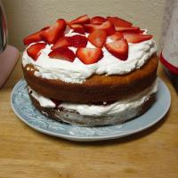 Vanilla Layer Cake with Strawberries_image