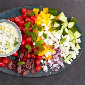 Salade grecque hachée avec vinaigrette crémeuse au yogourt_image