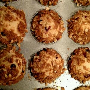 Whole Wheat Huckleberry Crumb Muffins_image