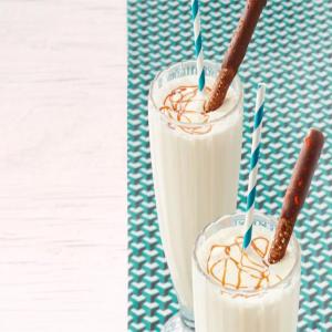 Vanilla-Bourbon Milkshakes with Spicy Chocolate Pretzel Rods_image