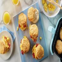 Air Fryer Bacon, Egg and Cheese Biscuit Breakfast Sandwiches_image