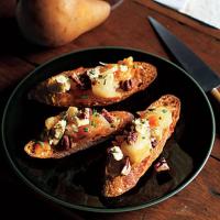 Pear Chutney Bruschetta with Pecans and Blue Cheese_image