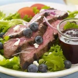 Lawry's® Balsamic Steak Salad with Blueberry Dressing_image