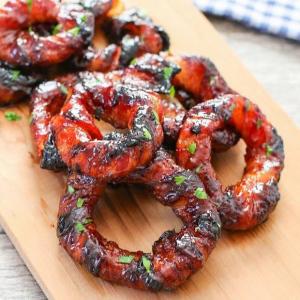 Sriracha Bacon Wrapped Onion Rings - Kirbie's Cravings_image