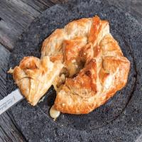 Perfect-for-Parties Baked Brie in Puff Pastry with Apricot Jam_image