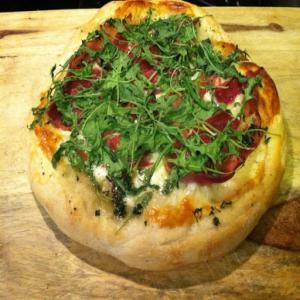 Prosciutto, provolone and arugula pizza Recipe - (4.7/5)_image