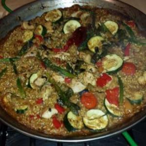 Arroz con pollo y calabacin (Rice with chicken, courgettes and other vegetable delights) image