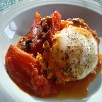 Paprika Tomatoes With Poached Eggs (Shakshouka)_image