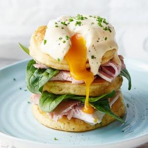 Eggs benedict pancakes_image