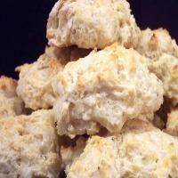 PEPPERY WHITE CHEDDAR BISCUITS_image