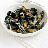 Mussels steamed with cider & bacon_image
