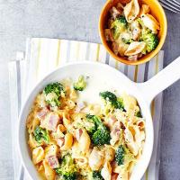 Cheesy ham & broccoli pasta image