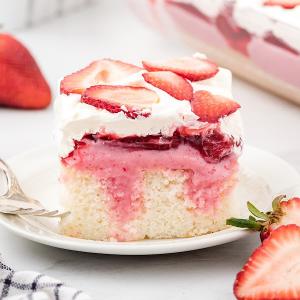Strawberry Poke Cake (Strawberries & Cream)_image