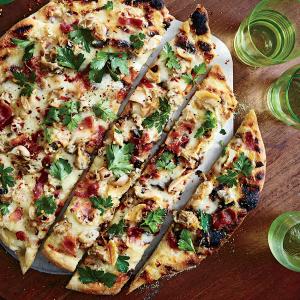 Grilled White Pizza with Clams and Bacon_image