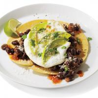 Tortillas with Eggs and Spicy Bean Chili_image