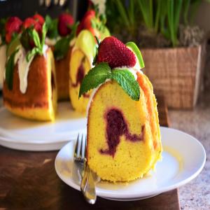 Lime-Mint Pound Cake with Strawberry Filling_image