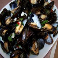 Steamed Garlic and Herb Mussels_image
