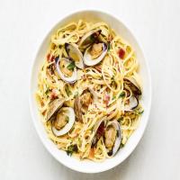 Linguine with Clams and Pancetta image