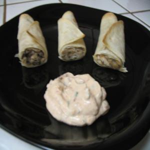 Chicken and Black Bean Taquitos With Adobo Sour Cream (3 Ww Poi_image