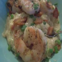 Grilled Shrimp & Cheesy Bacony Grits_image