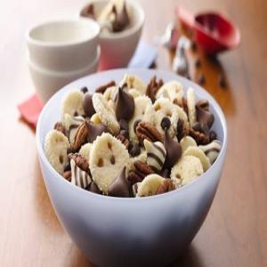 Salted Caramel Mini Cookie Snack Mix_image