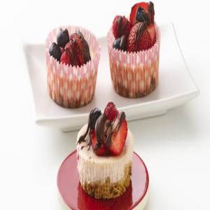 Gluten-Free Triple Berry Mini Cheesecakes_image