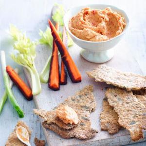 Red pepper hummus with crispbread snaps_image