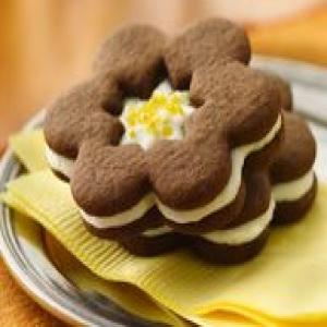 Gingersnap Sandwich Cookies with Lemon Buttercream Frosting_image