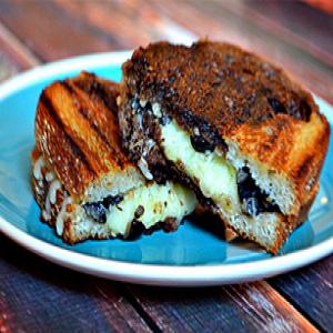 Olive and Mozzarella Grilled Cheese_image