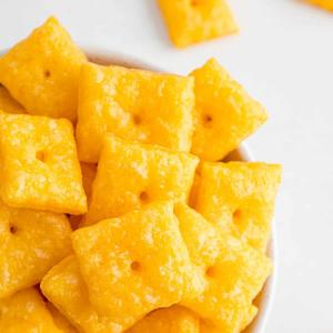 Homemade Cheez-Its (Cheddar Cheese Crackers)_image