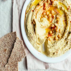 Creamy Roasted Garlic Hummus_image