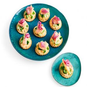 Crackers with Smoked Trout_image