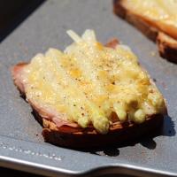 Überbackener Spargeltoast (White Asparagus on Toast)_image