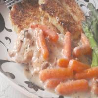 Skillet Chicken Breast Dinner With Savory Gravy and Vegetables_image