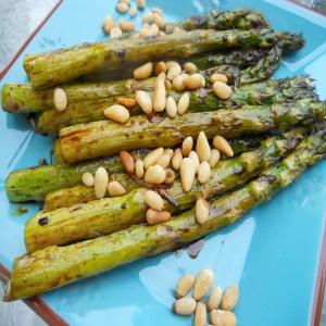 Roasted Asparagus With Pine Nuts_image