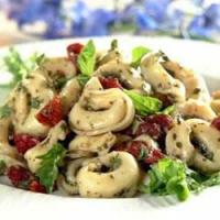Tortellini with Pesto and Sun-dried Tomatoes_image