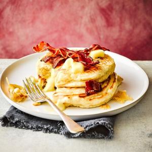 Brie-stuffed pancakes with crispy bacon_image