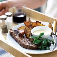 Steak with goat's cheese sauce_image