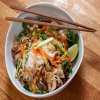 Cold Rice Noodles With Grilled Chicken and Peanut Sauce_image