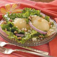 Blue Cheese Salad with Onion and Pear_image