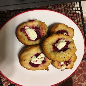 Beet and goat cheese appetizers_image