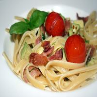 Fettuccine With Cherry Tomatoes, Avocado and Bacon image