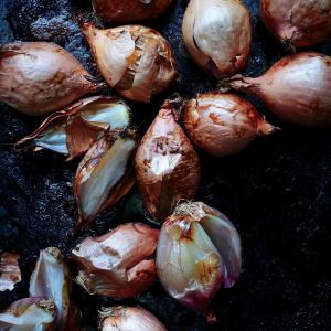Slow-Roasted Shallots in Skins_image