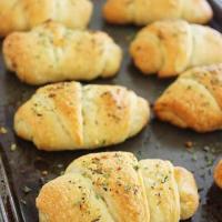 Mozzarella-stuffed Garlic Butter Crescent Rolls_image