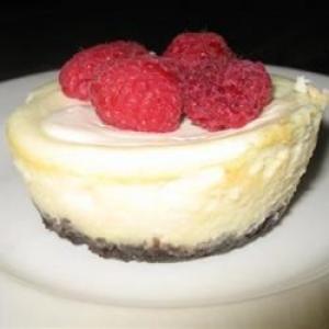 Mini Cheesecake Cups with Sour Cream Topping_image